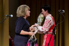 Наталья Корягина вручает медаль Ольге Ромберг